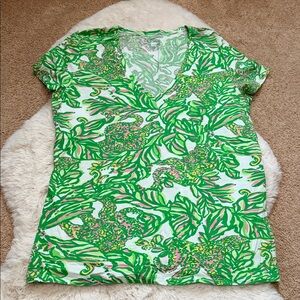 Lilly Pulitzer Green Tropical V‑Neck Short Sleeve Top